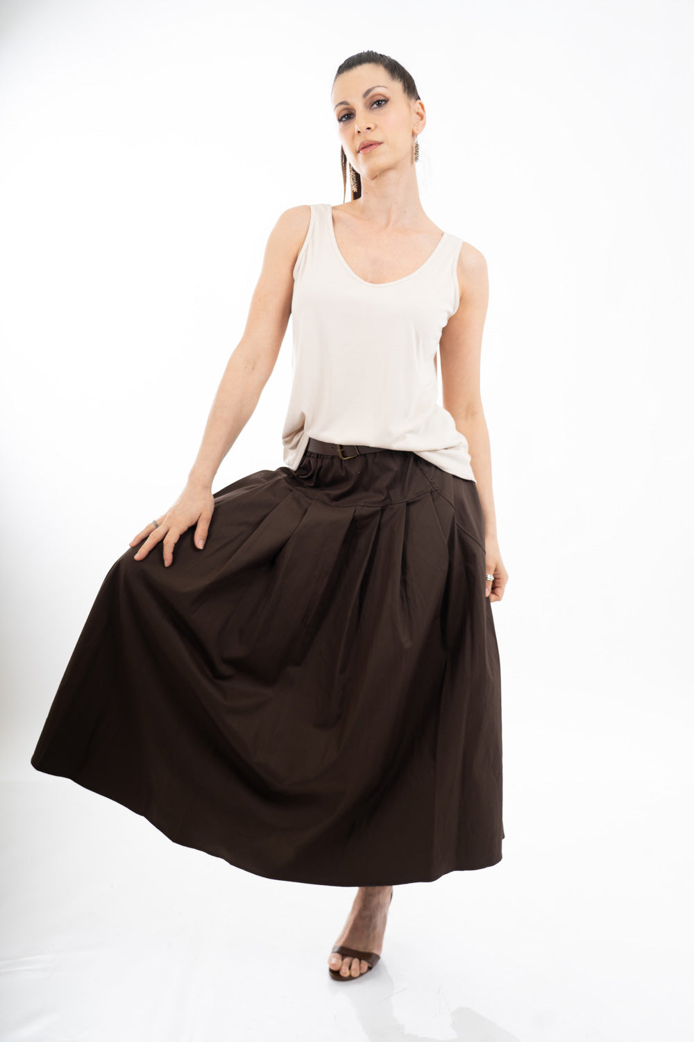 modella indossando Gonna midi con baschina e pieghe in cotone elasticizzato con cintura colore