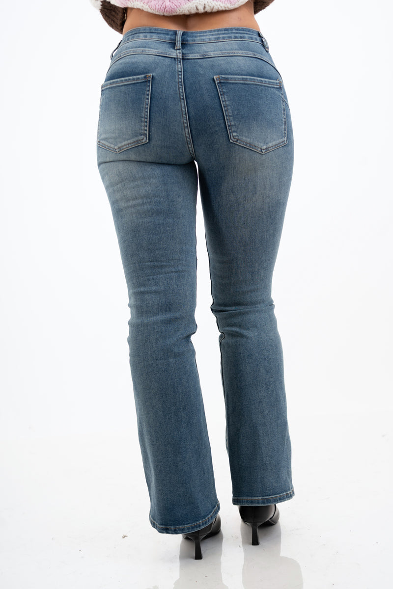 modella indossando Jeans Flare Push-Up The Used colore