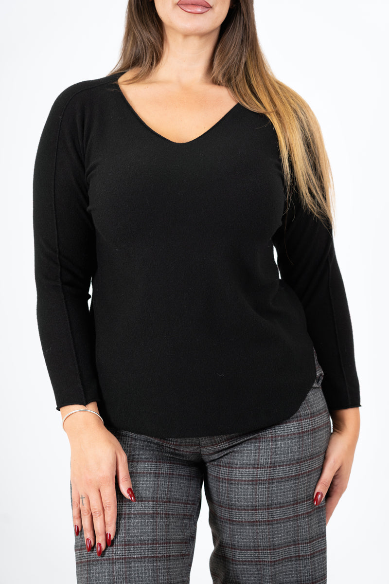 modella indossando Maglia SoftVibe in misto viscosa scollo a V colore Nero Unica