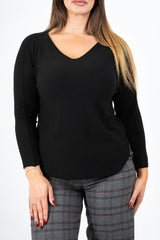modella indossando Maglia SoftVibe in misto viscosa scollo a V colore Nero Unica