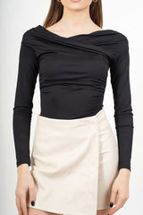 modella indossando Maglia drappeggiata con scollo ampio e arricciature laterali colore Nero Unica