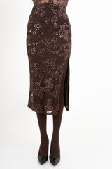 modella indossando Gonna lunga in microrete con paillettes e spacco laterale colore