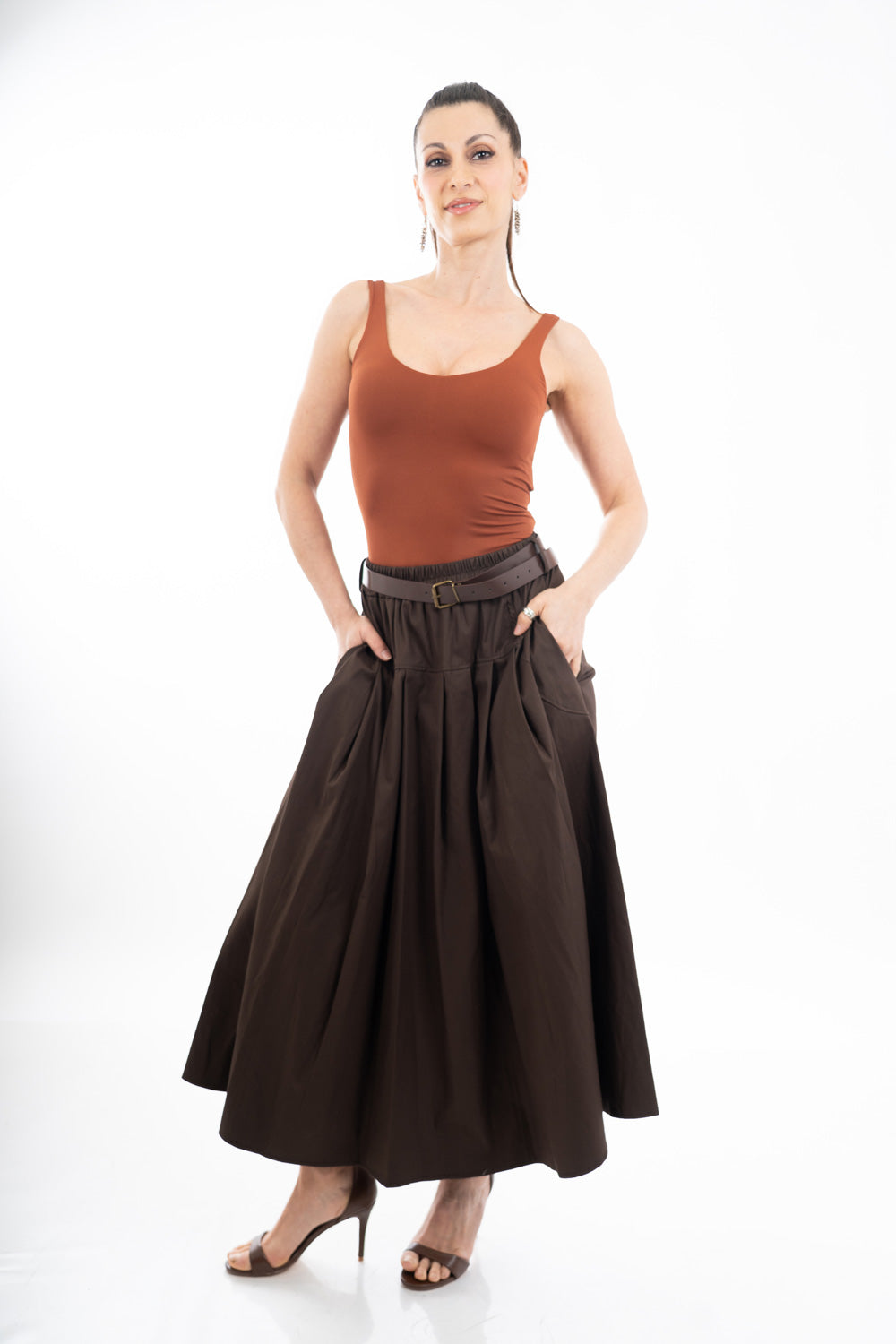 modella indossando Top canotta in maglina elasticizzata con scollo quadro colore