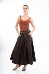 modella indossando Top canotta in maglina elasticizzata con scollo quadro colore