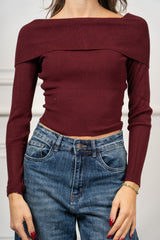 modella indossando Maglia Liora scollo Bardot colore