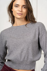 modella indossando Maglia Mirelle boxy in misto viscosa colore Grigio Unica