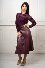 modella indossando Gonna midi Aveline in ecopelle colore