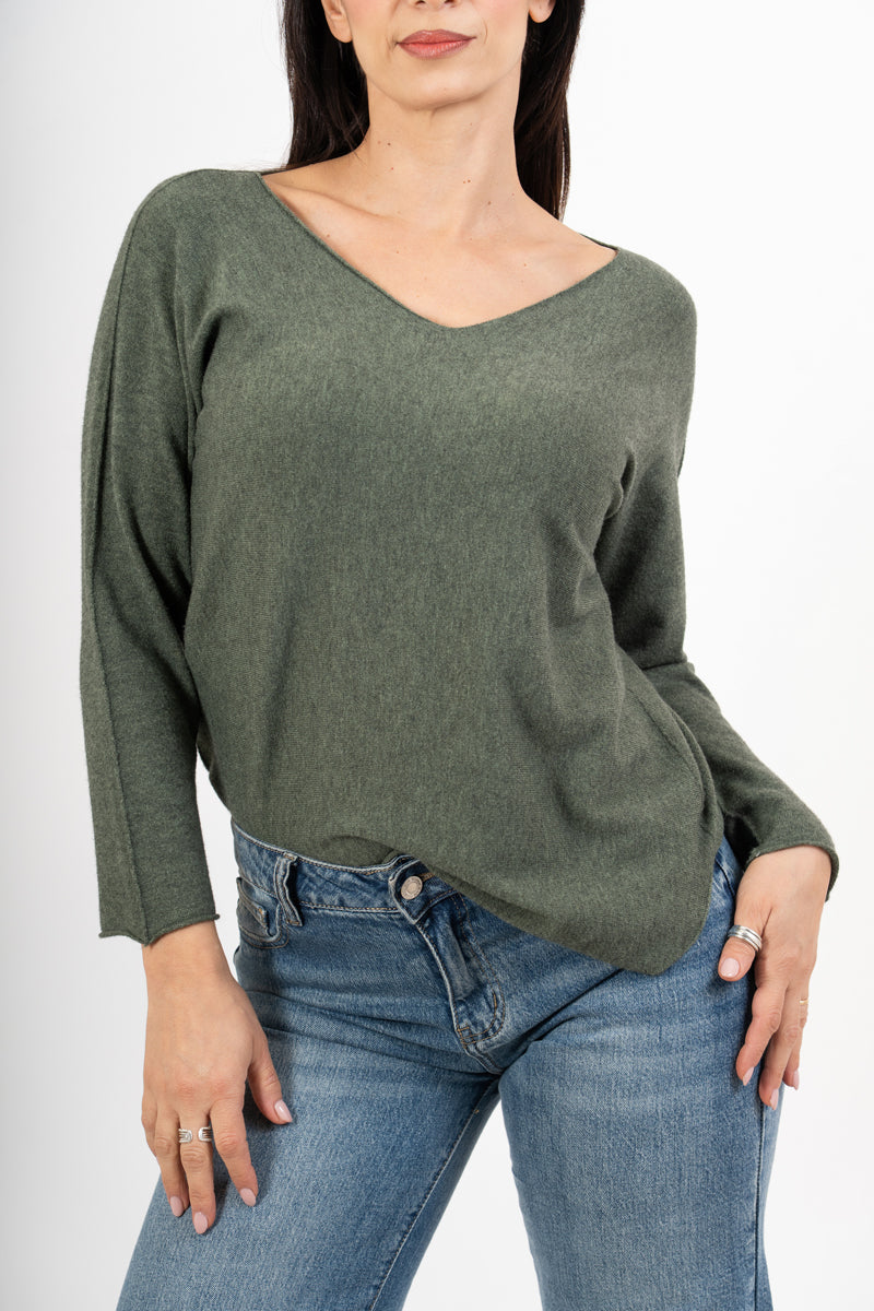 modella indossando Maglia over con scollo a V e orlo stondato in viscosa colore Militare Unica