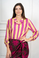 modella indossando Camicia Collo Coreana in Tencel a Righe Multicolor colore Arancione-Viola Unica