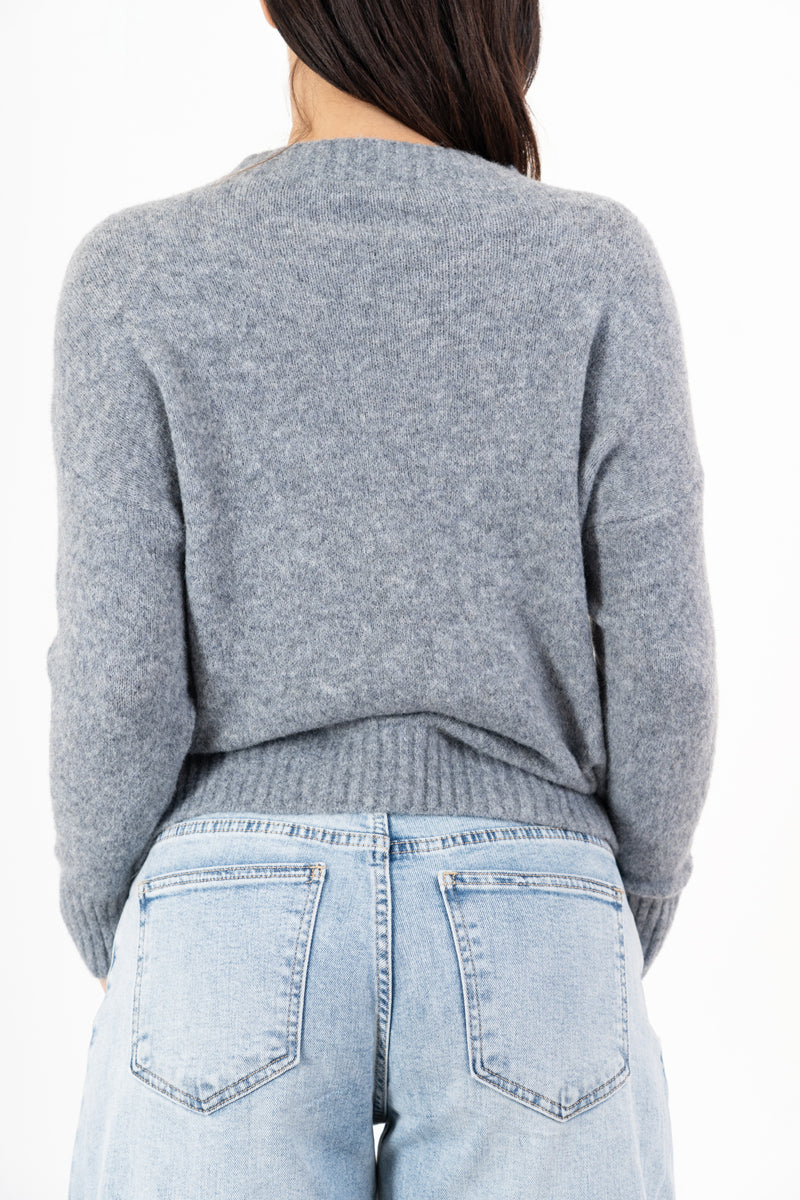 modella indossando Maglione girocollo con scritta “Ho sempre ragione” in misto lana Made in Italy colore