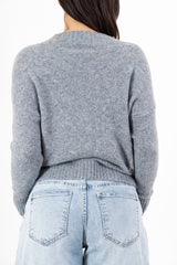 modella indossando Maglione girocollo con scritta “Ho sempre ragione” in misto lana Made in Italy colore