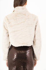 modella indossando Bolero corto in ecopelliccia con bottone gioiello colore