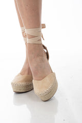 modella indossando Zeppe espadrillas Beige con lacci alla caviglia e suola in corda alta colore Beige