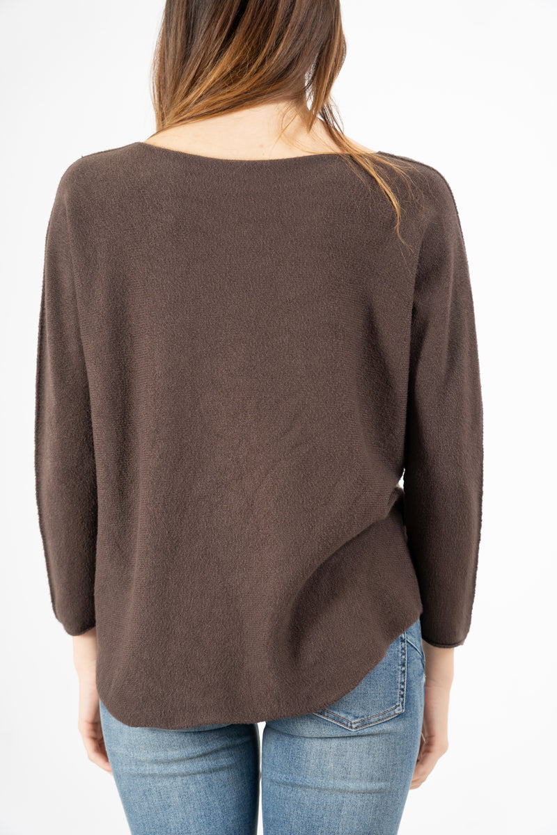 modella indossando Maglia over collo a barchetta con orlo stondato in viscosa colore