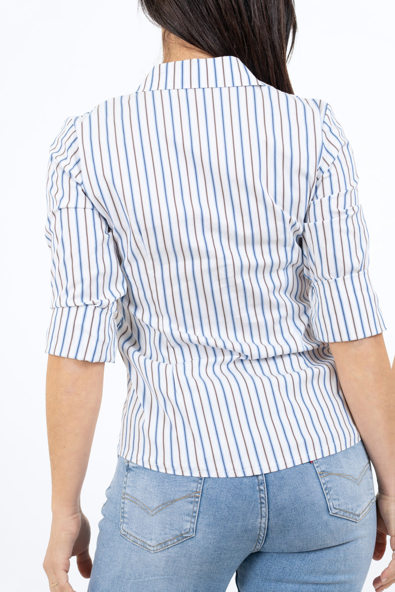 modella indossando Camicia rigata avvitata in cotone – bianco colore