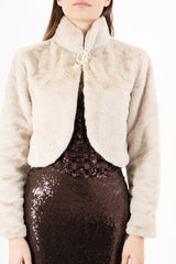 modella indossando Bolero corto in ecopelliccia con bottone gioiello colore Beige Unica