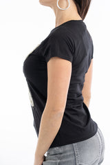 modella indossando T-shirt con Coniglio Ricamato Gioiello colore