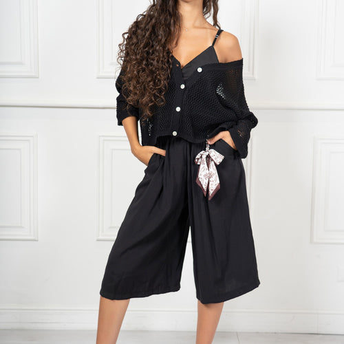 modella indossando Cardigan Traforato in Cotone con Bottoni colore Nero Unica