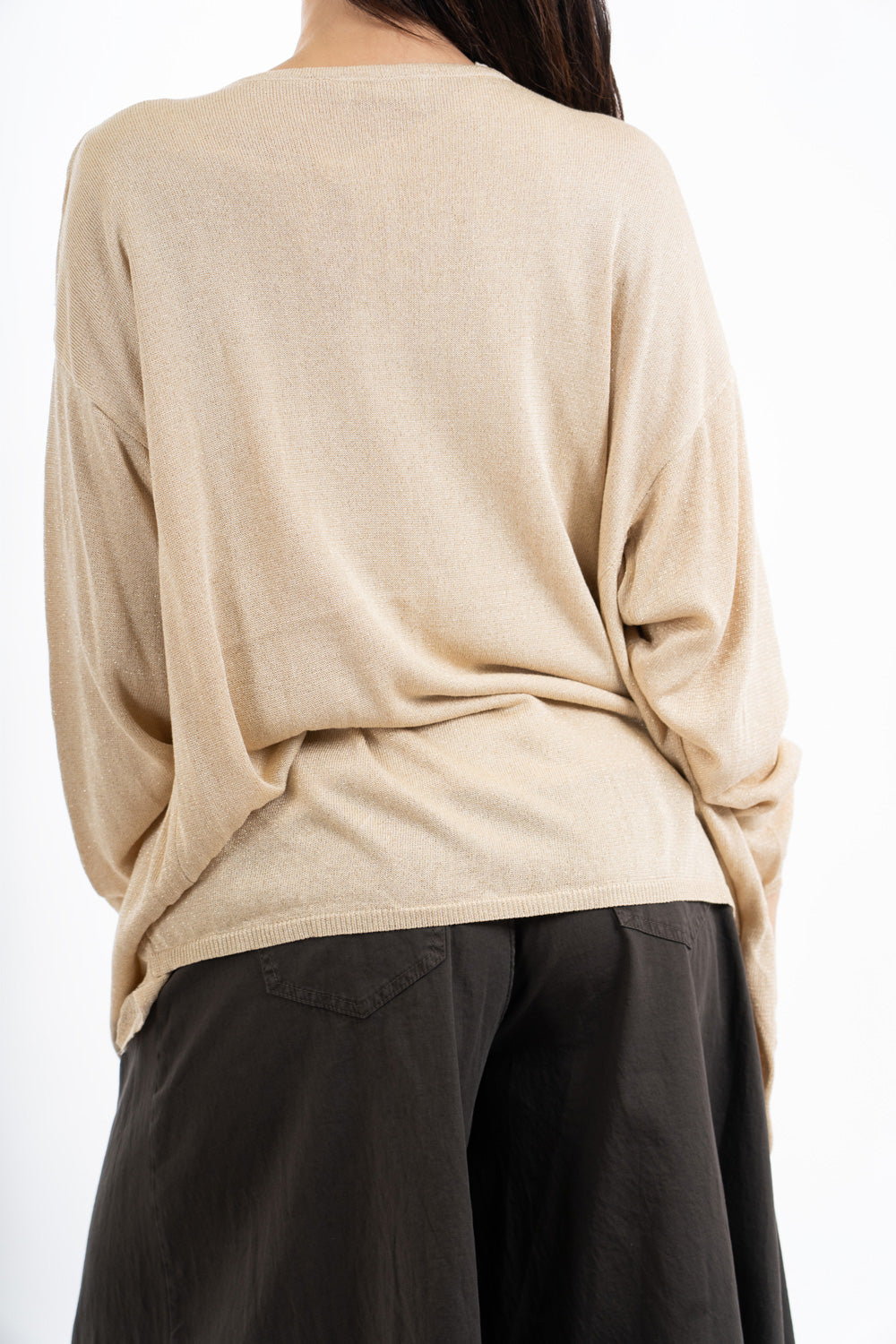 modella indossando Cardigan aperto in filato lurex leggero manica lunga colore