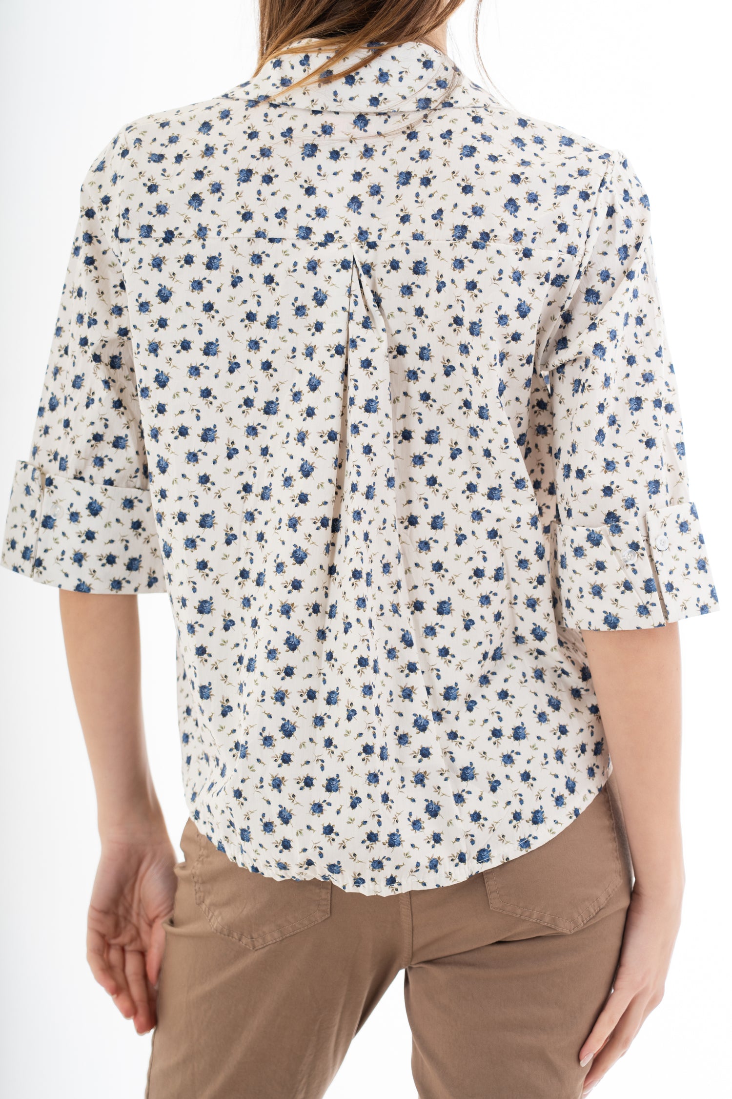 modella indossando Camicia in cotone 100% fantasia floreale provenzale con manica al gomito colore