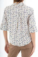 modella indossando Camicia in cotone 100% fantasia floreale provenzale con manica al gomito colore