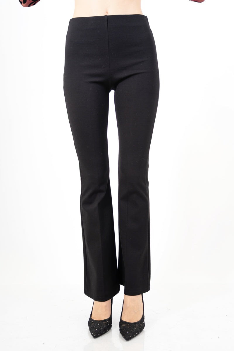 modella indossando Pantalone donna punto Milano nero elasticizzato a zampetta vita alta colore