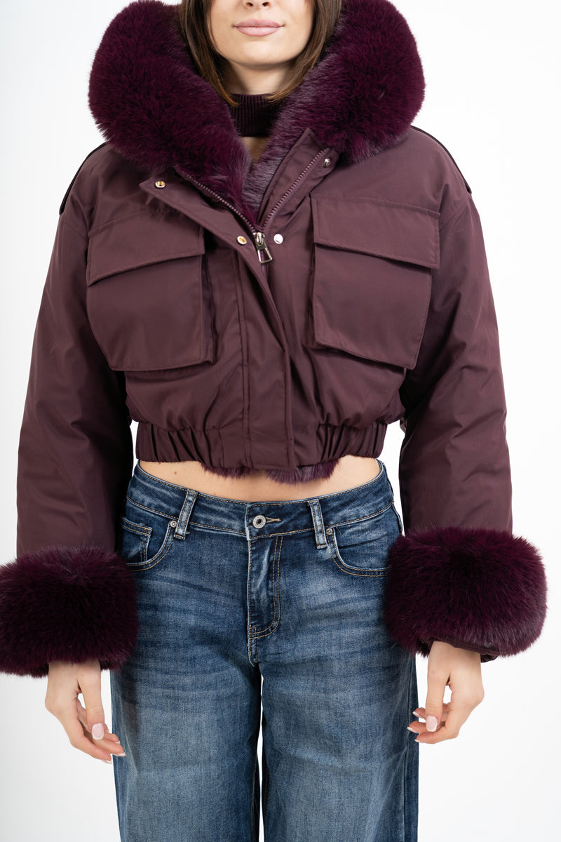 modella indossando Piumino corto con pelliccia removibile e tasconi colore