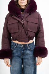 modella indossando Piumino corto con pelliccia removibile e tasconi colore