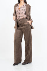 modella indossando Pantalone palazzo in velluto a costine Velvet Line marrone colore Marrone