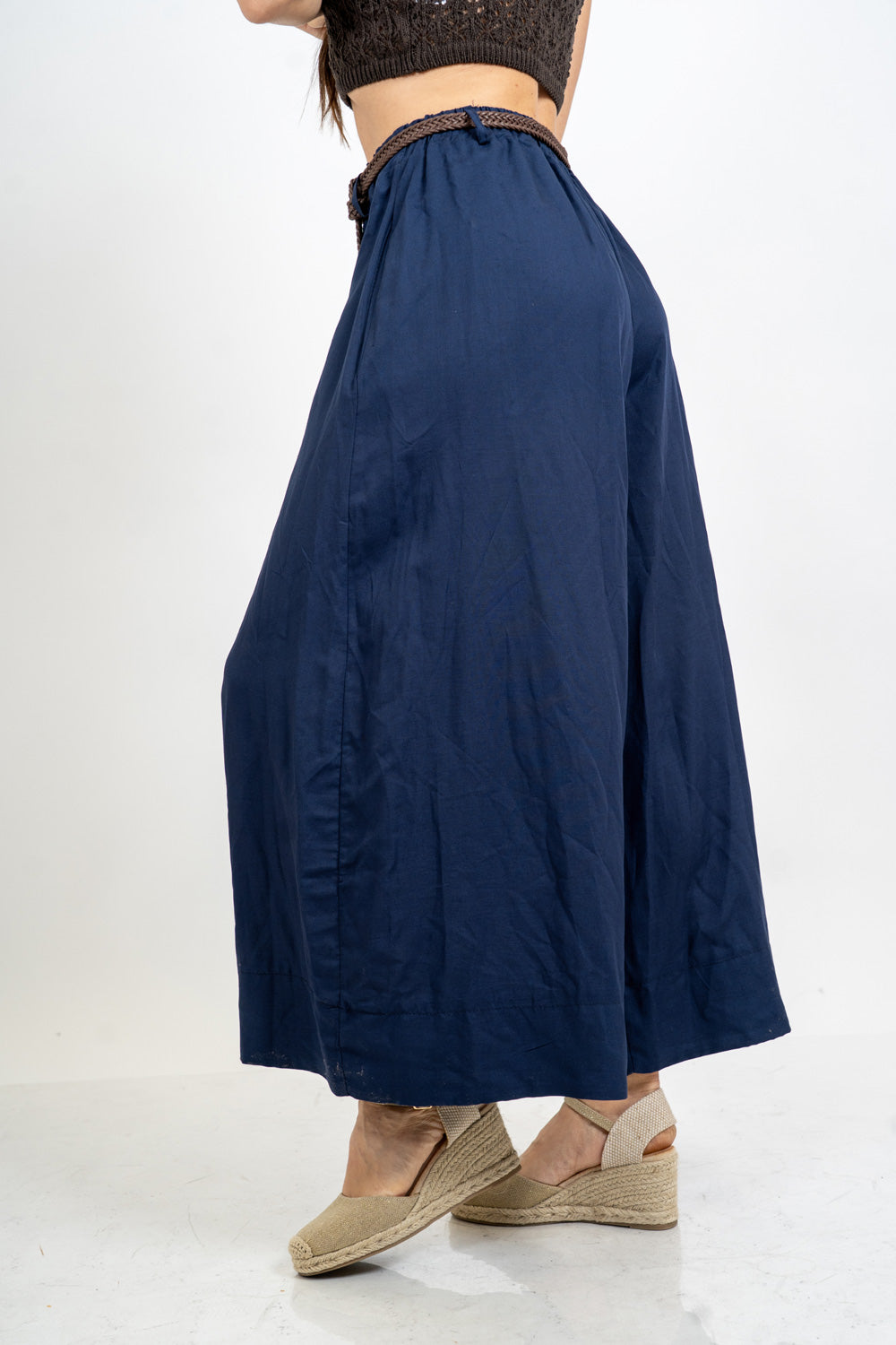 Pantalone balloon cropped in misto lino con cintura intrecciata.