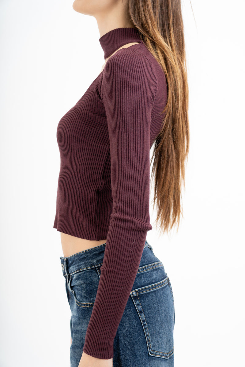 modella indossando Maglia a costine con scollo quadro e oblò con collare colore