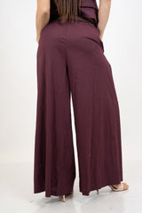 Pantalone wide leg in cotone elasticizzato con cintura intrecciata.