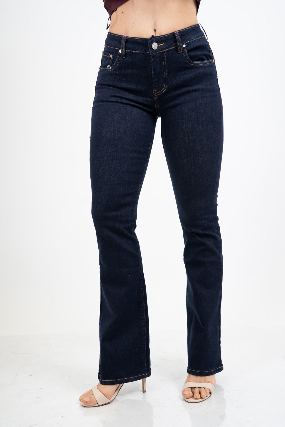 Jeans flare a vita media in denim elasticizzato con fondo a zampa.