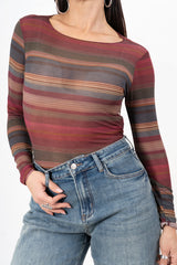 modella indossando Maglia a righe in misto cashmere Made in Italy colore BORDEAUX Unica