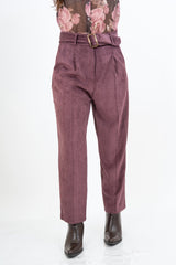 modella indossando Pantalone Velvet Line prugna con fusciacca colore
