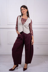 modella indossando Pantalone Selwyn balloon colore Borgogna Unica