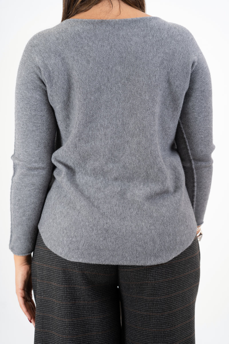modella indossando Maglia over collo a barchetta con orlo stondato in viscosa colore