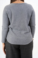 modella indossando Maglia over collo a barchetta con orlo stondato in viscosa colore