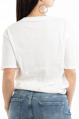 modella indossando T-shirt scritta “Anche secondo me ho ragione io” colore