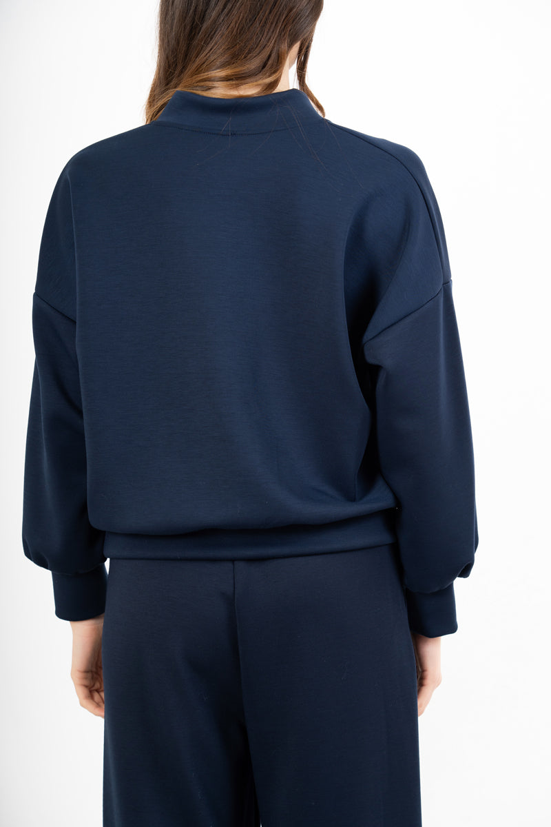 modella indossando Giacca in felpa misto viscosa con zip e manica ampia colore