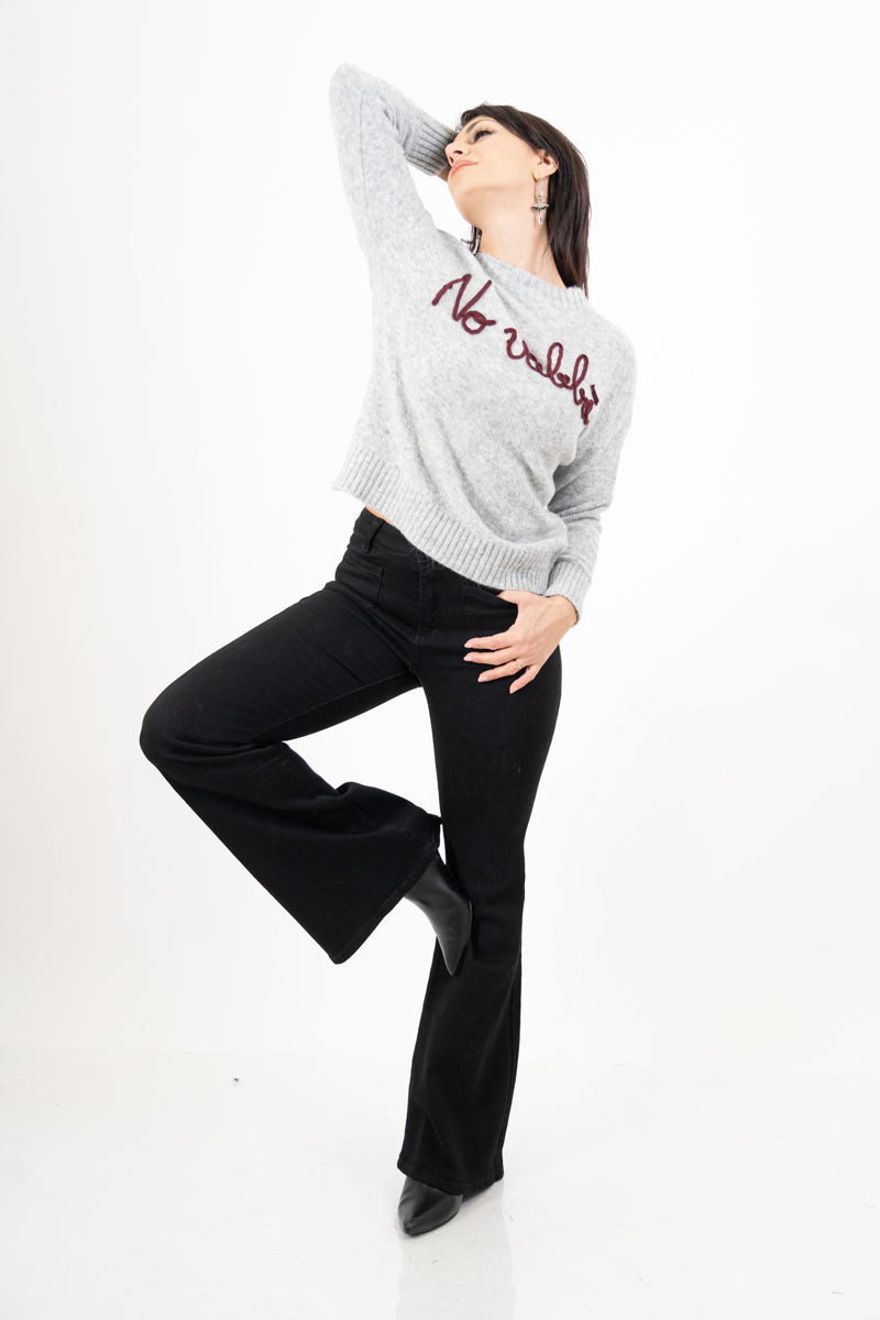 modella indossando Maglione girocollo “No vabbè” in misto lana ricamato colore