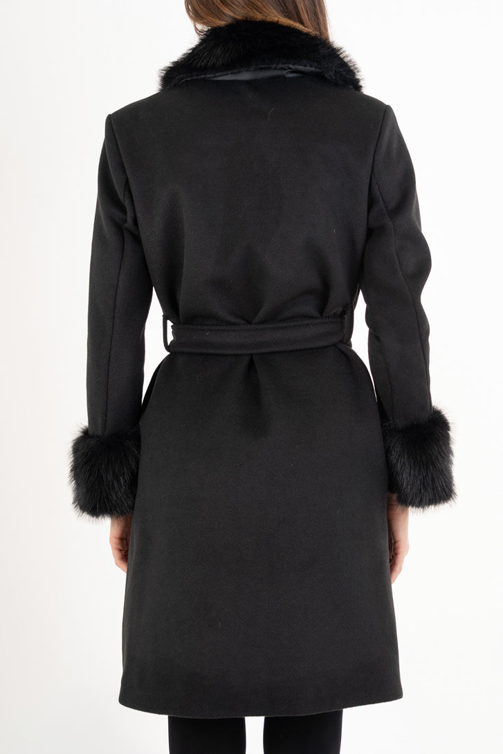 modella indossando Cappotto in panno rigato nero con collo in pelliccia colore