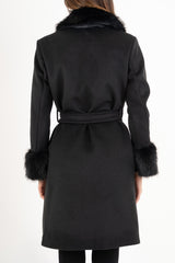 modella indossando Cappotto in panno rigato nero con collo in pelliccia colore