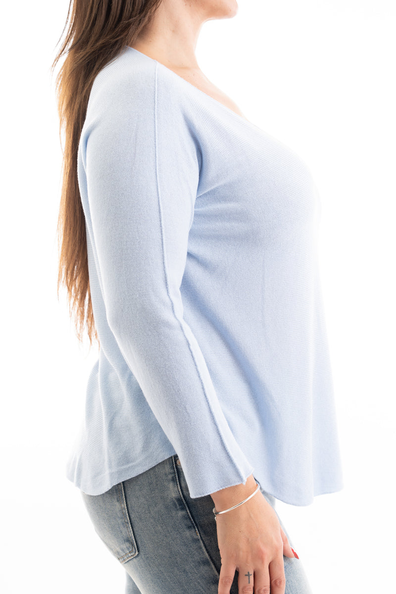 modella indossando Maglia over scollo V in misto viscosa con bordo pulito colore