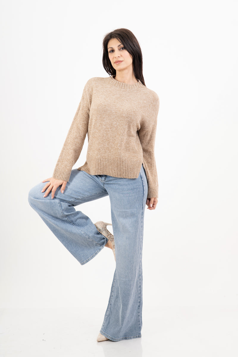 modella indossando Maglione over girocollo con fondo asimmetrico e spacchi laterali colore