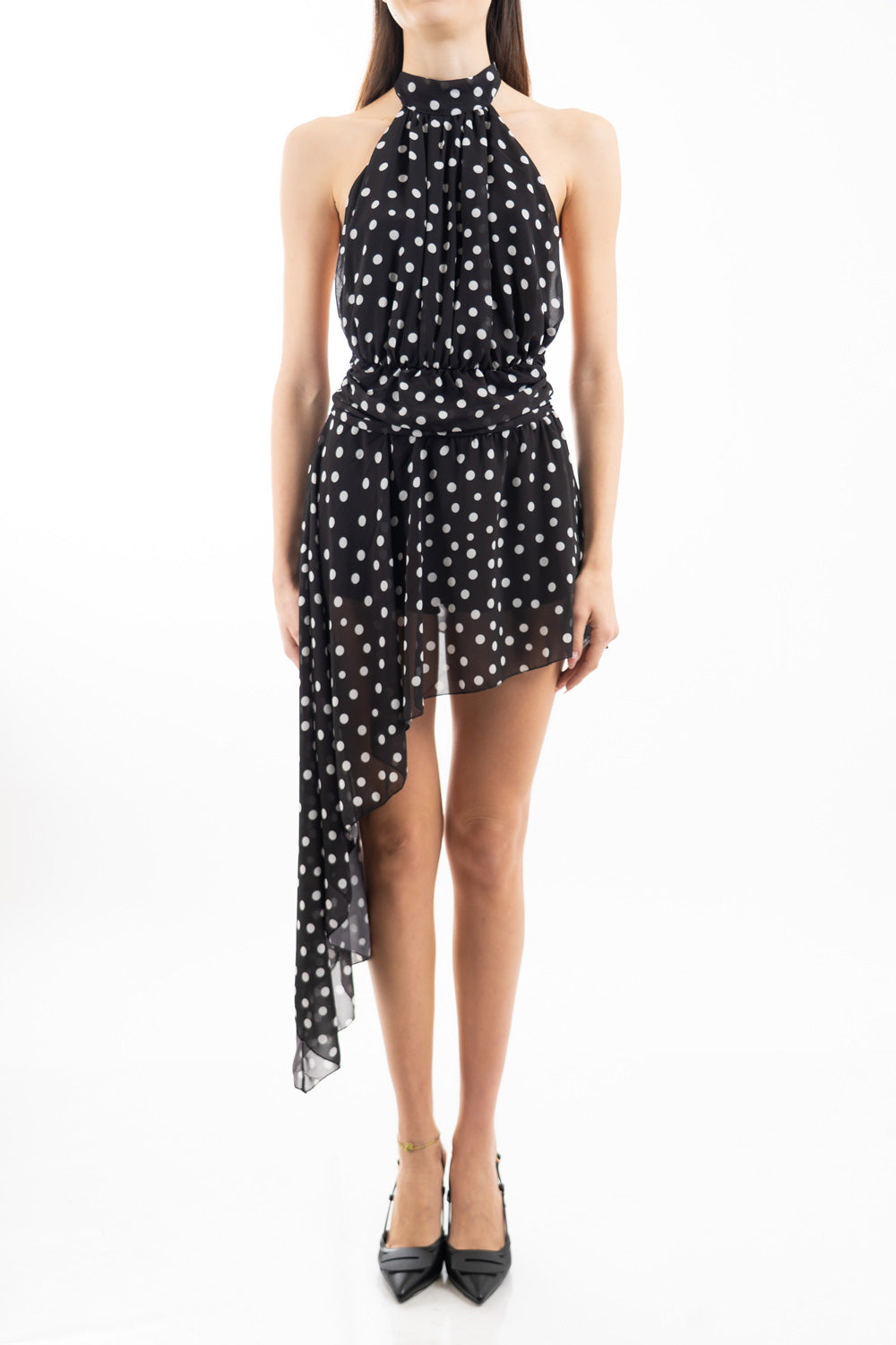 modella indossando Abito corto in georgette a pois con scollo all’americana e gonna asimmetrica colore Nero Unica