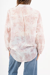 modella indossando Camicia over lunga fiammata a fantasia floreale con micro strass colore