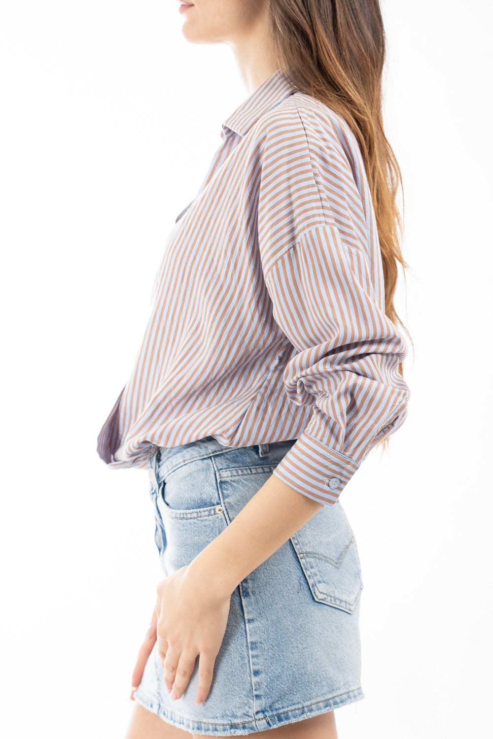 modella indossando Blusa rigata in viscosa con scollo incrociato e fondo elasticizzato colore