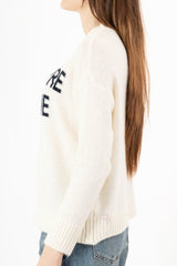 modella indossando Maglione girocollo con scritta “Ho sempre ragione” in misto lana Made in Italy colore