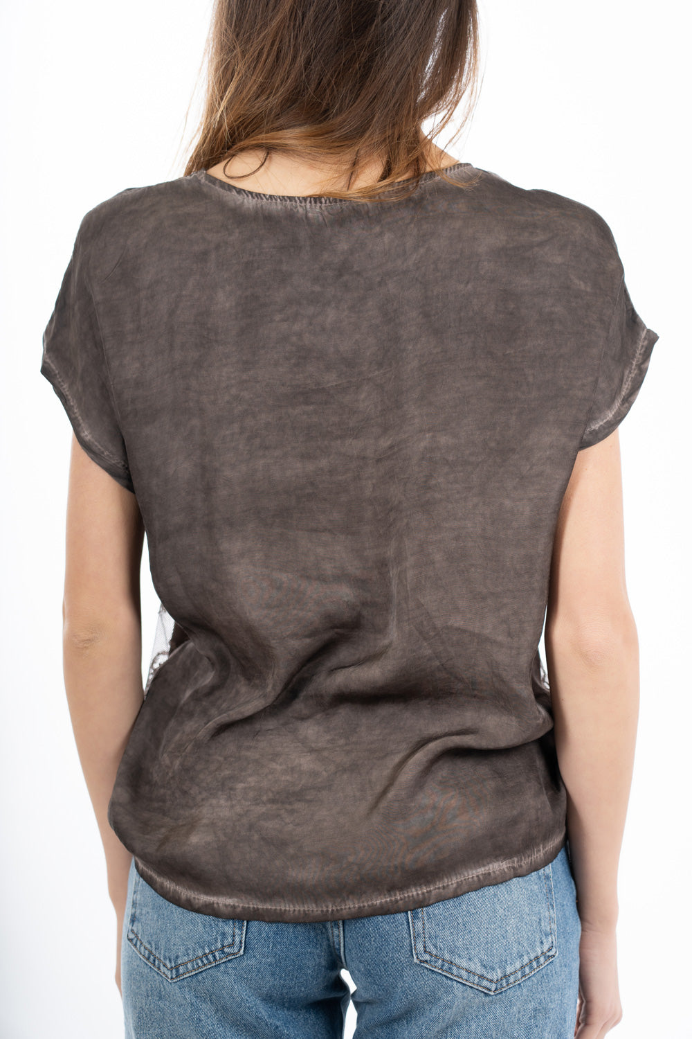 modella indossando Maglia in viscosa effetto doppio strato con top in pizzo colore